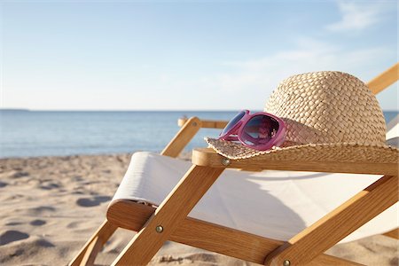 Chapeau de soleil et lunettes de soleil sur une chaise à la plage, Boltenhagen, mer Baltique, Allemagne Photographie de stock - Premium Libres de Droits, Code: 600-03907463