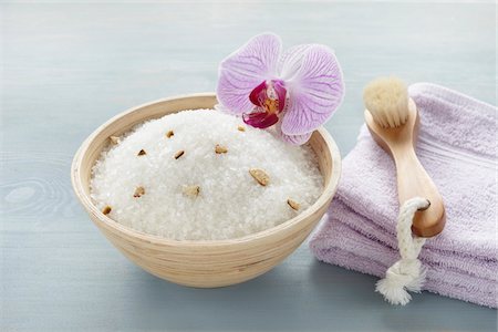 productos de belleza - Bath Salts and Scrub Brush Foto de stock - Sin royalties Premium, Código: 600-03907471