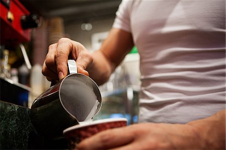 pouring cappuccino - Fabrication de café dans le café de l'homme, gros plan Photographie de stock - Premium Libres de Droits, Code: 614-05399309