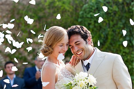 pétale - Les nouveaux mariés embrassant à la cérémonie de mariage Photographie de stock - Premium Libres de Droits, Code: 614-05399358
