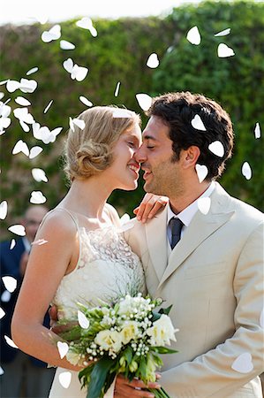 simsearch:6122-08212505,k - Newlyweds kissing at marriage ceremony Foto de stock - Royalty Free Premium, Número: 614-05399359