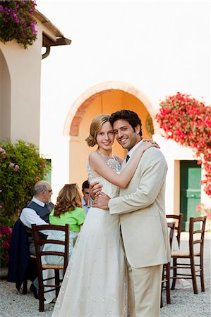 Newlyweds embracing at wedding reception Foto de stock - Sin royalties Premium, Código: 614-05399365