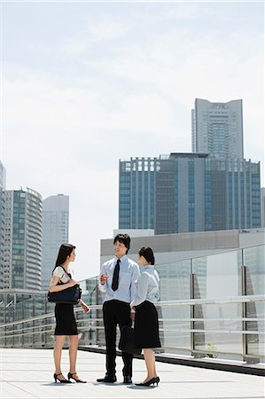 Businesspeople standing in city scene Foto de stock - Sin royalties Premium, Código: 614-05399762