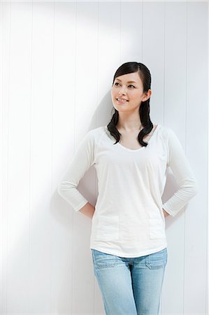 simsearch:614-06897933,k - Woman wearing white top, portrait Foto de stock - Royalty Free Premium, Número: 614-05399838
