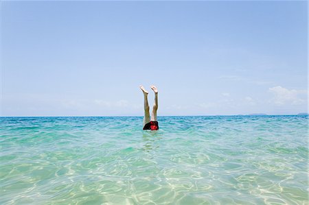 plongeur (homme) - Nageur avec jambes qui sort de l'eau des Penhentian Kecil, îles Perhentian en Malaisie Photographie de stock - Premium Libres de Droits, Code: 614-05399881