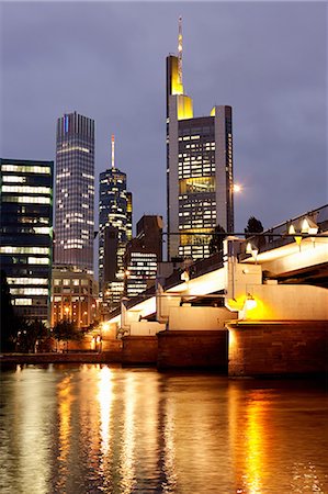 river main - Business center and Main River at night, Frankfurt, Germany Foto de stock - Sin royalties Premium, Código: 614-05399917