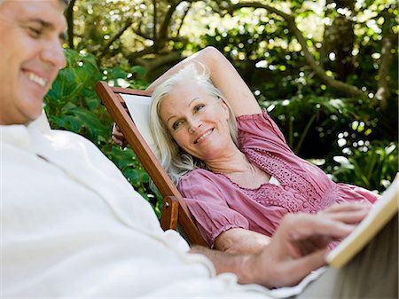 Couple sitting on deckchairs in garden Foto de stock - Sin royalties Premium, Código: 614-05399962