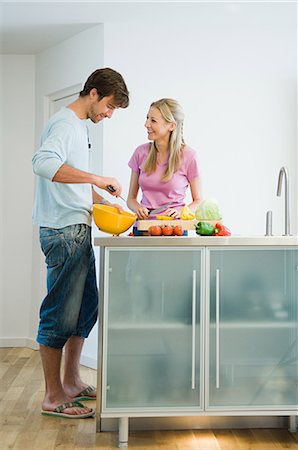 Young couple preparing food in kitchen Fotografie stock - Premium Royalty-Free, Codice: 614-05522884