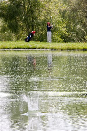 simsearch:614-05522909,k - Person hitting golf ball into water Fotografie stock - Premium Royalty-Free, Codice: 614-05522901