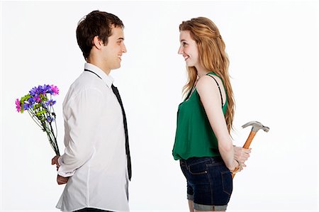 Jeune couple tenant des fleurs et un marteau sur fond blanc Photographie de stock - Premium Libres de Droits, Code: 614-05523046