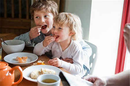 Frère et sœur ayant petit déjeuner Photographie de stock - Premium Libres de Droits, Code: 614-05556654