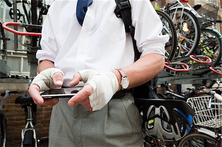 fahrradständer - Radfahrer mit smartphone Stockbilder - Premium RF Lizenzfrei, Bildnummer: 614-05556709