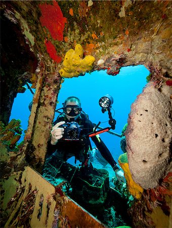 person submerged underwater - Underwater photographer on wreck Stock Photo - Premium Royalty-Free, Code: 614-05556750