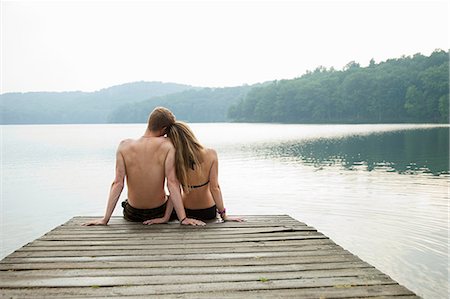 Couple sitting on pier looking over lake Foto de stock - Sin royalties Premium, Código: 614-05556820