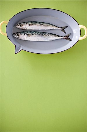 pregunta - Two mackerels in a dish Foto de stock - Sin royalties Premium, Código: 614-05557047