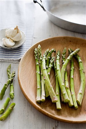 Freshly cut asparagus lying in a bowl Stock Photo - Premium Royalty-Free, Code: 614-05557040