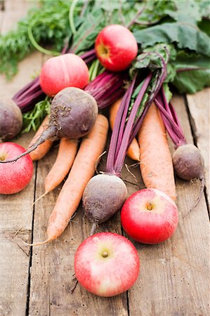 frutas y hortalizas - Fresh beetroot, carrot and apples Foto de stock - Sin royalties Premium, Código: 614-05557063