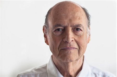 senior man eye contact one person - Head shot of senior man looking displeased Foto de stock - Sin royalties Premium, Código: 614-05557139