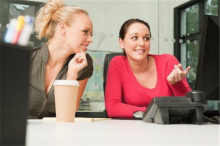Deux employés de sexe féminin à un ordinateur Photographie de stock - Premium Libres de Droits, Code: 614-05557221