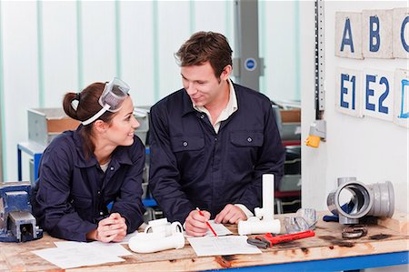 picture of a plumber - Plombier professionnel avec l'apprentissage en classe Photographie de stock - Premium Libres de Droits, Code: 614-05557255