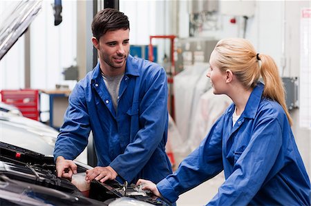 female mechanic - Mechanics discussing car engine Foto de stock - Sin royalties Premium, Código: 614-05557276