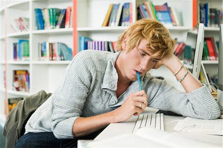 student thinking in a classroom - University student leaning on desk Foto de stock - Sin royalties Premium, Código: 614-05557301