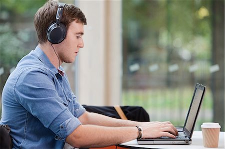 student on laptop - University student working on laptop Foto de stock - Sin royalties Premium, Código: 614-05557328