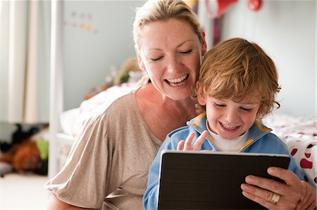 family tablet pc - Mother using a digital tablet with her son Foto de stock - Sin royalties Premium, Código: 614-05650621