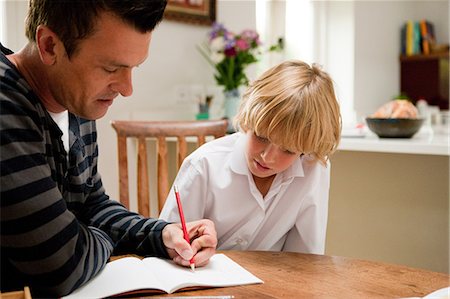 father teaching his child - Father helping son with his homework Foto de stock - Sin royalties Premium, Código: 614-05650649