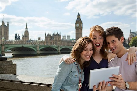 Amis en regardant une tablette numérique ensemble à Londres Photographie de stock - Premium Libres de Droits, Code: 614-05650668