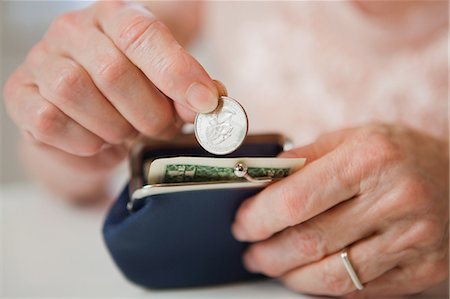 finance retirement - Senior woman saving money in purse Foto de stock - Sin royalties Premium, Código: 614-05650749