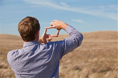 Homme à l'aide des mains au paysage de la trame Photographie de stock - Premium Libres de Droits, Code: 614-05650982