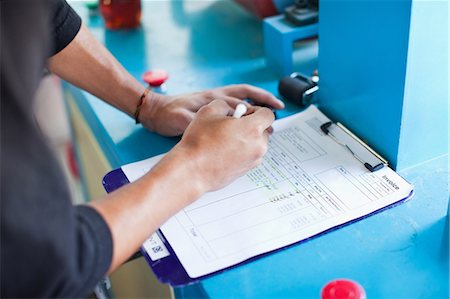 Man checking off items on an invoice Foto de stock - Sin royalties Premium, Código: 614-05662165