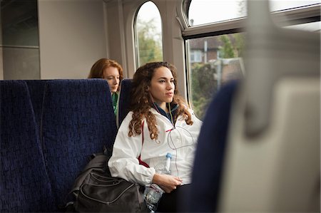 Two young women travelling on train Foto de stock - Sin royalties Premium, Código: 614-05662218