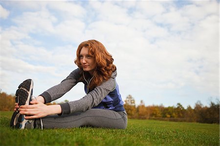 Jeune femme assure s'étend dans le parc Photographie de stock - Premium Libres de Droits, Code: 614-05662232