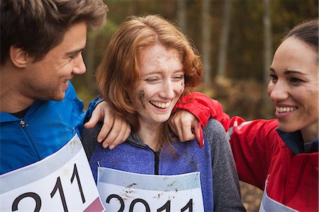 soutien (émotionnel) - Jeunes amis en souriant sportswear Photographie de stock - Premium Libres de Droits, Code: 614-05662243