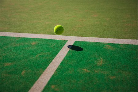 Balle de tennis qui rebondit sur la Cour Photographie de stock - Premium Libres de Droits, Code: 614-05792199