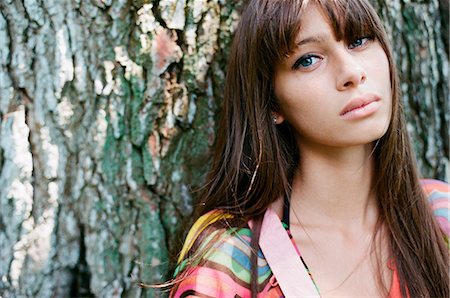 Portrait of young woman in forest Foto de stock - Sin royalties Premium, Código: 614-05792265