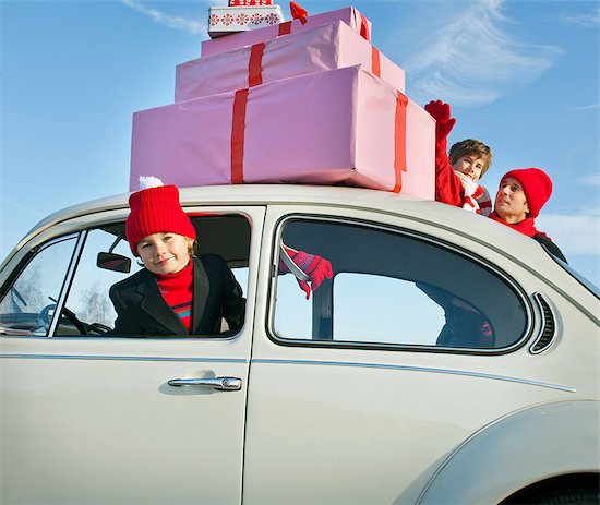 Family car with presents balanced on the roof Stock Photo - Premium Royalty-Free, Image code: 614-05792382
