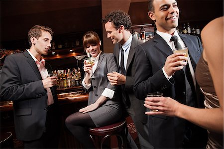 después del trabajo - Colleagues drinking together in bar Foto de stock - Sin royalties Premium, Código: 614-05792408
