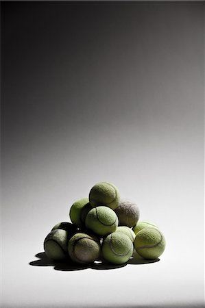 simsearch:614-06336410,k - Stack of tennis balls Fotografie stock - Premium Royalty-Free, Codice: 614-05792442