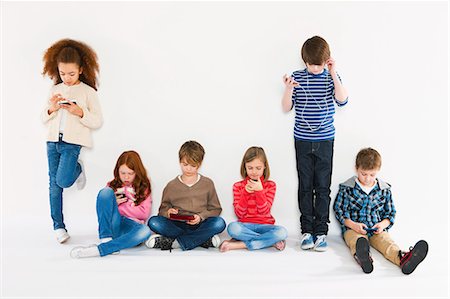 soziales netzwerk - Kinder mit verschiedenen gadgets Stockbilder - Premium RF Lizenzfrei, Bildnummer: 614-05818947