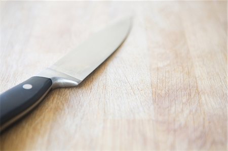 Kitchen knife on chopping board Foto de stock - Sin royalties Premium, Código: 614-05819003