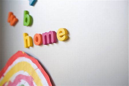 refrigerator - Letters spelling "home" on family refrigerator Foto de stock - Sin royalties Premium, Código: 614-05819033