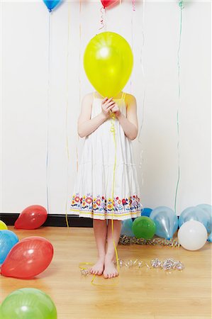 Girl holding balloon in front of face Foto de stock - Sin royalties Premium, Código: 614-05819060