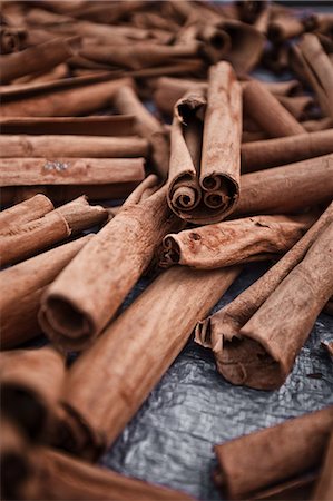 Bâtons de cannelle au marché de Roseau, Dominica, petites Antilles Photographie de stock - Premium Libres de Droits, Code: 614-05819079