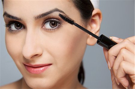 Beautiful woman applying mascara Foto de stock - Sin royalties Premium, Código: 614-05955237