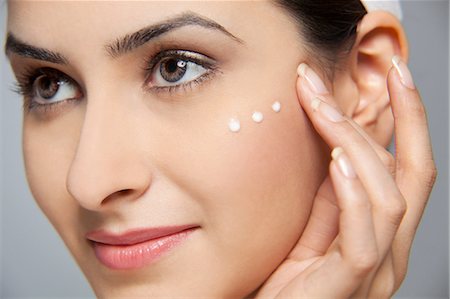 Beautiful woman with cream on her face Foto de stock - Sin royalties Premium, Código: 614-05955233