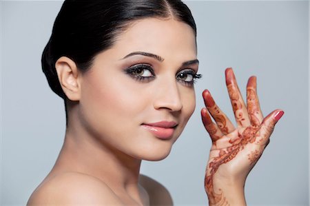 dyeing - Portrait d'une belle femme avec mehndi Photographie de stock - Premium Libres de Droits, Code: 614-05955247