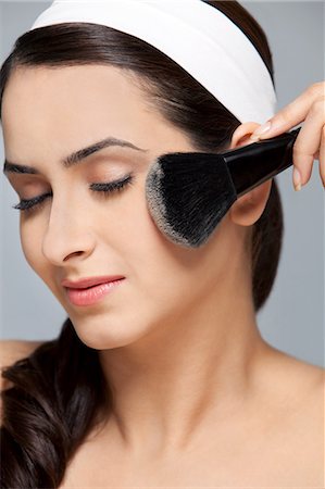 polvos de colorete - Beautiful woman applying blush Foto de stock - Sin royalties Premium, Código: 614-05955240